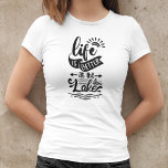 Het leven is beter op het meer t-shirt<br><div class="desc">"Het leven is beter bij het meer"-ontwerp **LEES ALLEEN VOOR HET BESTELLEN** 1. Als u veranderingen aanbrengt en het ontwerp bebouwd is of niet juist op het scherm kijkt te gebruiken gelieve de Levende Dienst van het Ontwerp om u te helpen het bevestigen. 2. Uw bestelling gaat rechtstreeks naar de...</div>