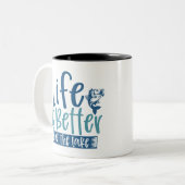 Het leven is beter op het meer tweekleurige koffiemok (Voorkant links)