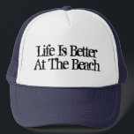 Het leven is beter op het strand grappige pensioen trucker pet<br><div class="desc">Het leven is beter op het strand beige bruine trucker hoed voor vissen en meer. Schattige gelukscitaat / grappig inspirerend gezegde met typografie. Cool faded look design. Cool cadeau idee voor nieuw huis, pensioenfeest, strandhuis, varen / zeilen etc. Maak uw eigen aangepaste pet voor gepensioneerde mannen en vrouwen, vader, moeder,...</div>