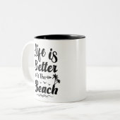 Het leven is beter op het strand. tweekleurige koffiemok (Voorkant links)