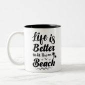 Het leven is beter op het strand. tweekleurige koffiemok (Links)