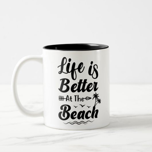 Het leven is beter op het strand. tweekleurige koffiemok (Links)