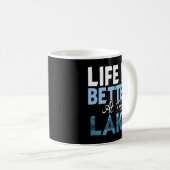 Het leven is beter op het T-Shirt-meer dat Boating Koffiemok (Voorkant rechts)