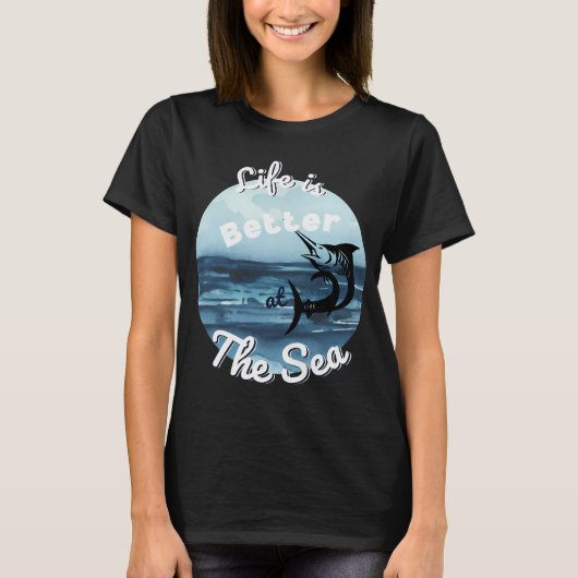 Het leven is beter op zee. Leuk viskunst. T-shirt (Voorkant)
