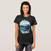Het leven is beter op zee. Leuk viskunst. T-shirt (Voorkant volledig)