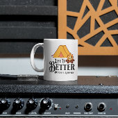 Het leven is beter rond een kampvuur koffiemok