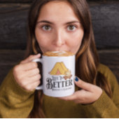 Het leven is beter rond een kampvuur koffiemok