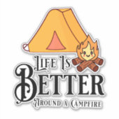Het leven is beter rond een kampvuur sticker (Voorkant)