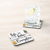 Het leven is beter rond het kampvuur op een bier onderzetter (Rechterzijde)