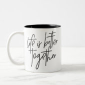 HET LEVEN IS BETER SAMEN Moderne hand geletterd zw Tweekleurige Koffiemok (Links)
