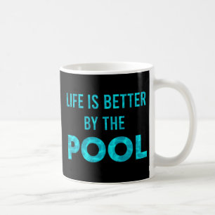 Het leven is beter voor de poolzwemzomer koffiemok