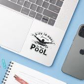 Het leven is cool in de pool sticker (Laptop met iPhone)