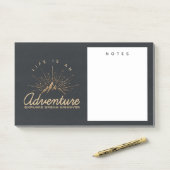 Het leven is een Adventure-gebergte met zonnestral Post-it® Notes (Op bureau)