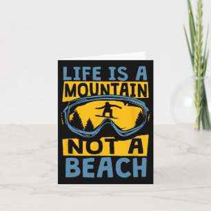 Het leven is een berg en geen strand - grappige sn kaart