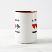 Het leven is een gamebrug is ernstig (vier kaartee tweekleurige koffiemok (Center)