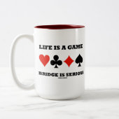 Het leven is een gamebrug is ernstig (vier kaartee tweekleurige koffiemok (Links)