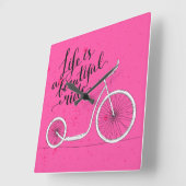 Het leven is een mooie rode roze vierkante klok (Hoek)