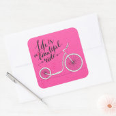 Het leven is een mooie rode roze vierkante sticker (Envelop)