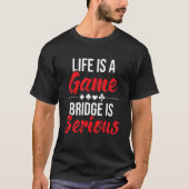 Het leven is een spelbrug is serieuze bridgespeler t-shirt (Voorkant)