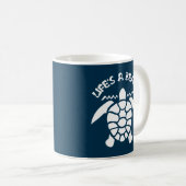 Het leven is een strand Funny Quote - Zee Turtle Koffiemok (Voorkant rechts)