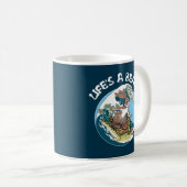 Het leven is een strand - Rabbit en Turtle Surfing Koffiemok (Voorkant rechts)