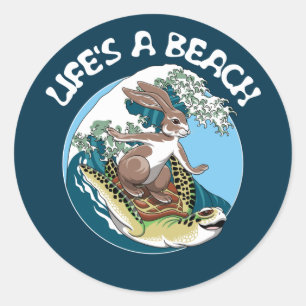 Het leven is een strand - Rabbit en Turtle Surfing Ronde Sticker