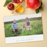 Het leven is een sweet moderne joodse Folie van de Folie Feestdagenkaart<br><div class="desc">Deze moderne Rosh Hashanah-fotokaart met een horizontale foto met de groet "Life is Sweet" in de gouden folie. Op de achterkant vindt u een eenvoudige blauwe achtergrond voor de marine. Pas dit ontwerp verder aan door een andere foto en/of tekst aan de rug toe te voegen! De gouden folie op...</div>
