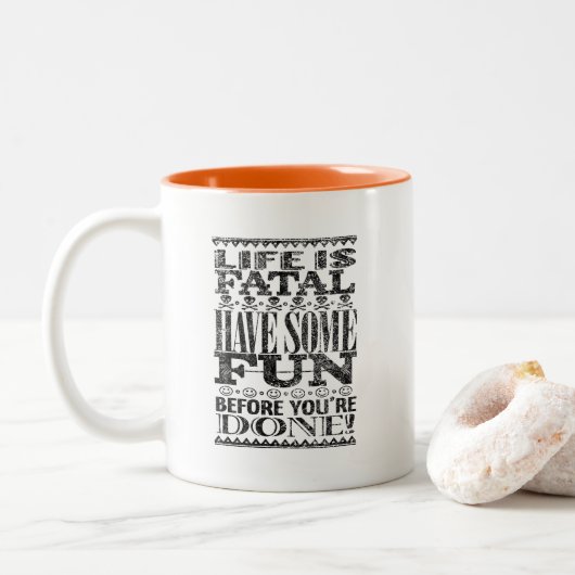 Het leven is fataal tweekleurige koffiemok (Met donut)