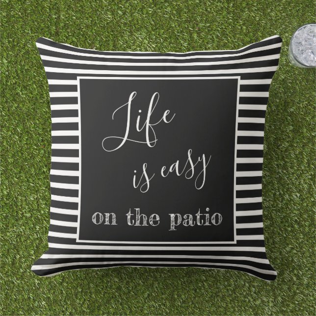 Het leven is gemakkelijk citaat aangepaste familie buitenkussen (Gras)