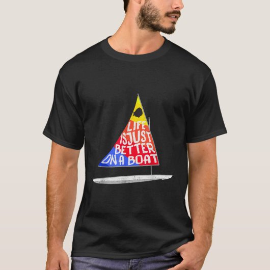 Het leven is gewoon beter Sunfish zeilboot Rainbow T-shirt (Voorkant)