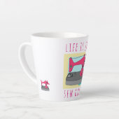 Het leven is gewoon goed genaaid! Gepersonaliseerd Latte Mok (Linkerhoek)