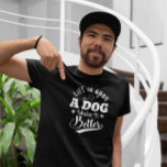 Het leven is goed een Hond maakt het beter T-shirt<br><div class="desc">Wit op zwart retro typografie ontwerp - het leven is goed een hond maakt het een beter ontwerp voor hondenliefhebbers.</div>