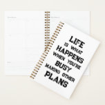 Het leven is... Grappig Motivatie citaat Planner<br><div class="desc">"Het leven is wat er gebeurt als je bezig bent met het maken van andere plannen" motivatie quote. Een krachtige herinnering dat we allerlei doelen en ambities voor de toekomst kunnen creëer, maar als we een sterke oriëntatie op de toekomst hebben, kunnen we vergeten in de tussentijd volledig te leven....</div>