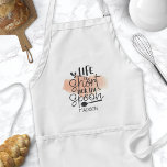 Het leven is kort door het citaat van de Spoon Wat Standaard Schort<br><div class="desc">Het leven is kort achter het Waterverf van de spon het volwassen Schort van het citaat. Cute chef-schort met een houten lepel en een grappige humor. Pas dit ontwerp van de aangepaste humor van de kok aan met uw eigen naam of tekst.</div>