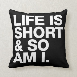 Het leven is kort en dus ben ik grappige citaat om kussen