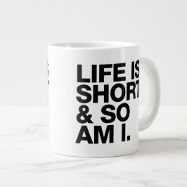 Het leven is kort en ik ben grappig. grote koffiekop