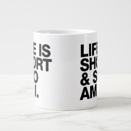 Het leven is kort en ik ben grappig. grote koffiekop