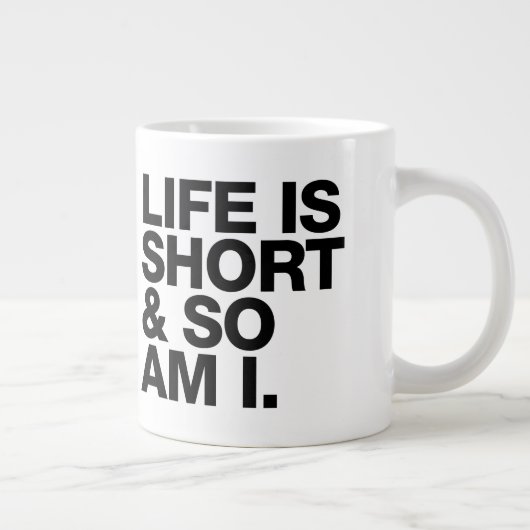 Het leven is kort en ik ben grappig. grote koffiekop (Rechts)