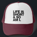 Het leven is kort en ik ben grappig. trucker pet<br><div class="desc">Grappig citaat trucker hoed die perfect is voor mensen die verticaal uitgedaagd. Lees "Het leven is kort en ik ook" op een witte achtergrond. Copyright © Lisa Marie Robinson Alle rechten voorbehouden. Het is onwettig om dit,  of een van onze afbeeldingen,  te gebruiken of te dupliceren zonder schriftelijke toestemming.</div>