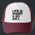 Het leven is kort en ik ben grappig. trucker pet<br><div class="desc">Grappig citaat trucker hoed die perfect is voor mensen die verticaal uitgedaagd. Lees "Het leven is kort en ik ook" op een witte achtergrond. Copyright © Lisa Marie Robinson Alle rechten voorbehouden. Het is onwettig om dit,  of een van onze afbeeldingen,  te gebruiken of te dupliceren zonder schriftelijke toestemming.</div>