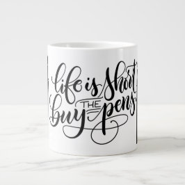 Het leven is kort, koop de pennen - belettering grote koffiekop