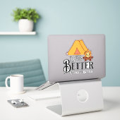 Het leven is leuker rond een kampvuur sticker (Laptop op bureau)