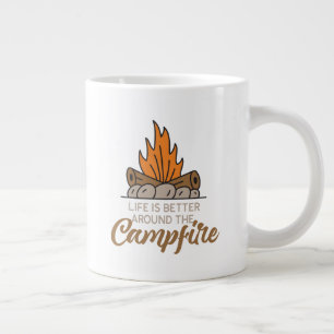 Het leven is leuker rond het kampvuur grote koffiekop