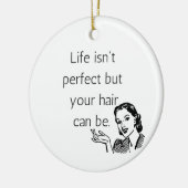 Het leven is niet perfect, maar je haar kan wel. keramisch ornament (Links)