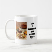 Het leven is onzeker. Eet eerst dessert. (Humor) Koffiemok (Links)