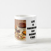 Het leven is onzeker.  Eet eerst dessert. (Humor) Koffiemok (Center)