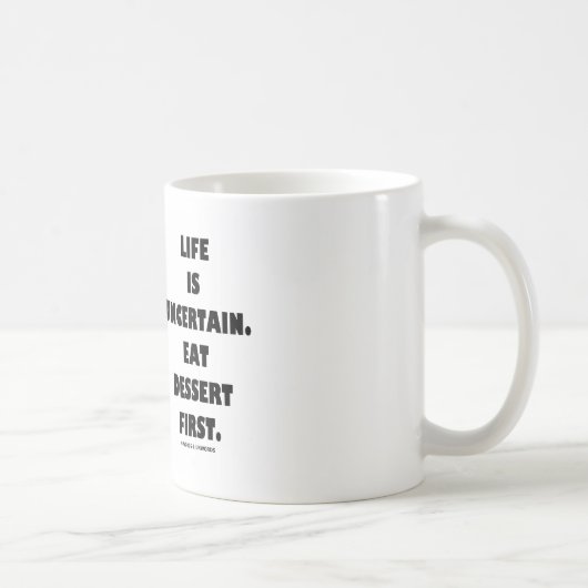 Het leven is onzeker.  Eet eerst dessert. (Humor) Koffiemok (Rechts)