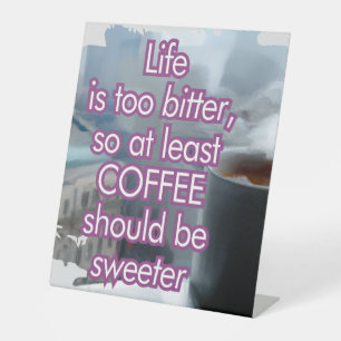 Het leven is te bitter, koffie moet bezopen zijn reclamebord met voetstuk