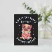 Het leven is te kort om kleren te draag briefkaart (Staand voorkant)