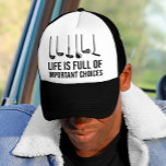 Het leven is vol belangrijke keuzen met een Golfke Trucker Pet<br><div class="desc">Laat uw liefde voor zowel golf als het vakantieseizoen zien met ons 'Life is Full Of Important Choices Golf Christmas'-ontwerp. Dit leuke en feestelijke ontwerp legt de essentie vast van het maken van de juiste keuzes - of het nu gaat om het selecteren van de perfecte club of het kiezen...</div>